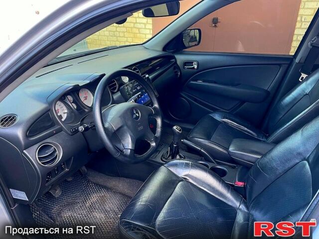 Сірий Міцубісі Аутлендер, об'ємом двигуна 2 л та пробігом 333 тис. км за 4850 $, фото 13 на Automoto.ua