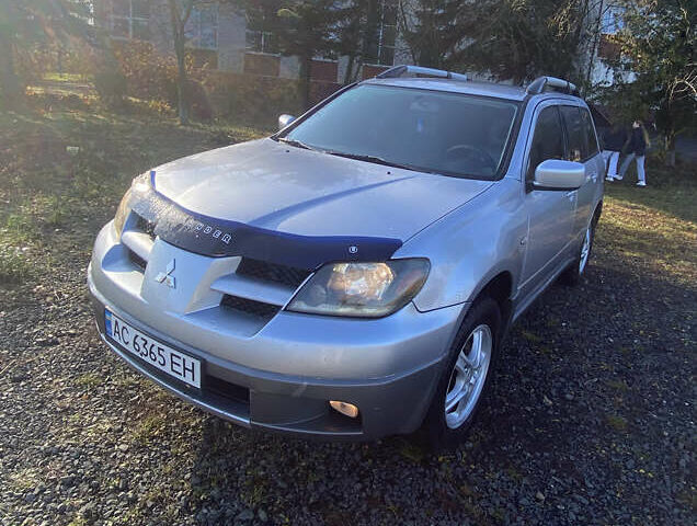 Серый Мицубиси Аутлендер, объемом двигателя 2 л и пробегом 250 тыс. км за 5700 $, фото 1 на Automoto.ua