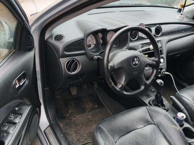 Серый Мицубиси Аутлендер, объемом двигателя 2 л и пробегом 371 тыс. км за 5700 $, фото 6 на Automoto.ua