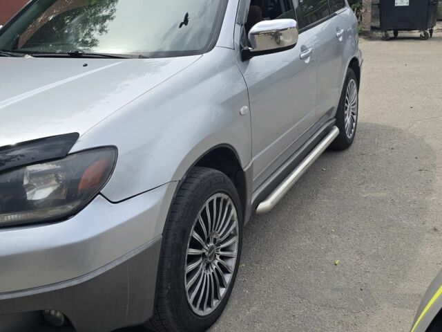 Серый Мицубиси Аутлендер, объемом двигателя 2 л и пробегом 300 тыс. км за 7000 $, фото 1 на Automoto.ua