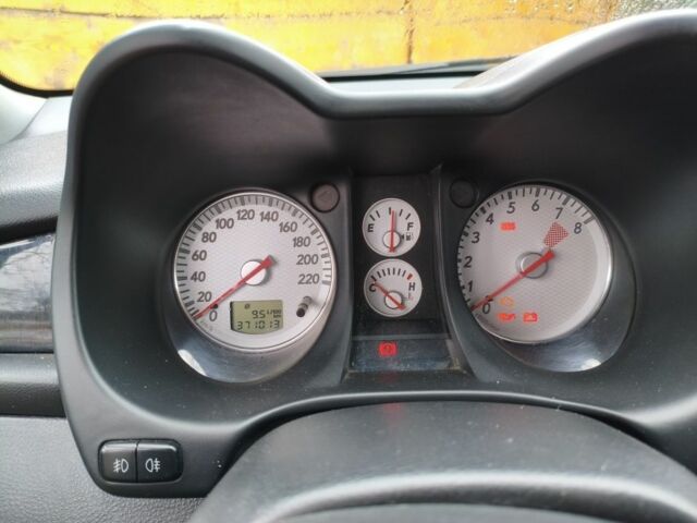 Серый Мицубиси Аутлендер, объемом двигателя 2 л и пробегом 371 тыс. км за 5700 $, фото 5 на Automoto.ua