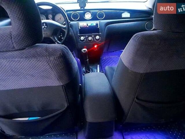 Серый Мицубиси Аутлендер, объемом двигателя 2 л и пробегом 400 тыс. км за 5000 $, фото 1 на Automoto.ua