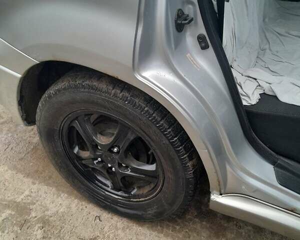 Серый Мицубиси Аутлендер, объемом двигателя 2.4 л и пробегом 250 тыс. км за 5600 $, фото 2 на Automoto.ua