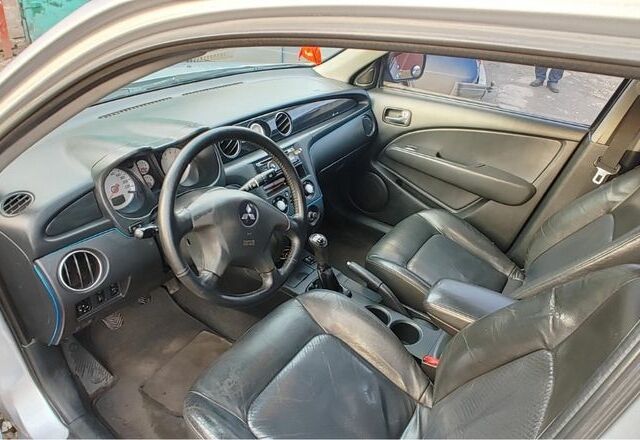 Серый Мицубиси Аутлендер, объемом двигателя 2 л и пробегом 205 тыс. км за 6000 $, фото 3 на Automoto.ua