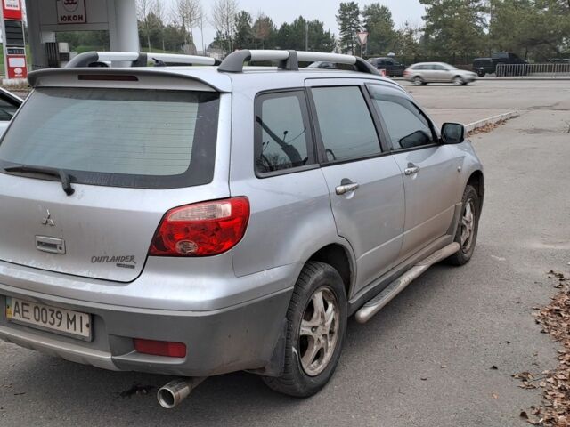 Серый Мицубиси Аутлендер, объемом двигателя 2 л и пробегом 240 тыс. км за 3900 $, фото 3 на Automoto.ua