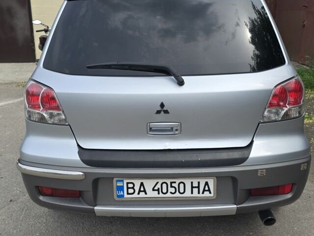 Серый Мицубиси Аутлендер, объемом двигателя 2 л и пробегом 300 тыс. км за 7000 $, фото 3 на Automoto.ua