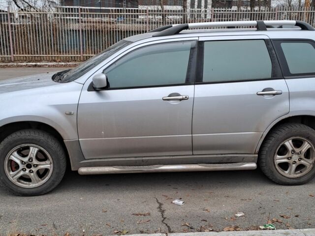 Серый Мицубиси Аутлендер, объемом двигателя 2 л и пробегом 240 тыс. км за 3900 $, фото 4 на Automoto.ua