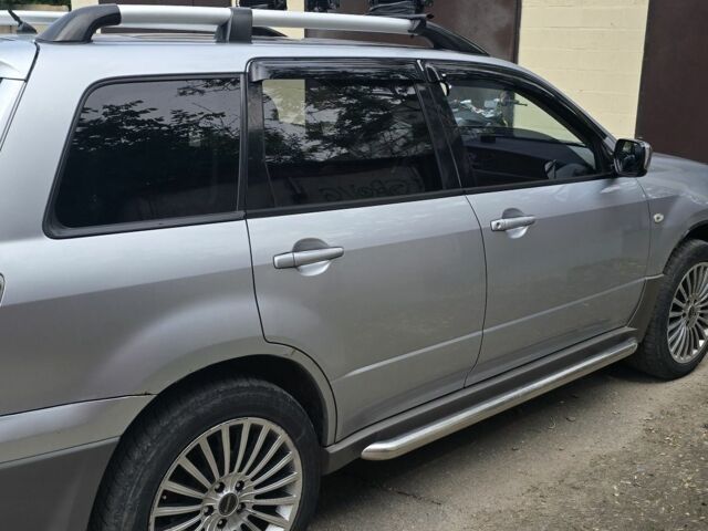 Серый Мицубиси Аутлендер, объемом двигателя 2 л и пробегом 300 тыс. км за 7000 $, фото 4 на Automoto.ua