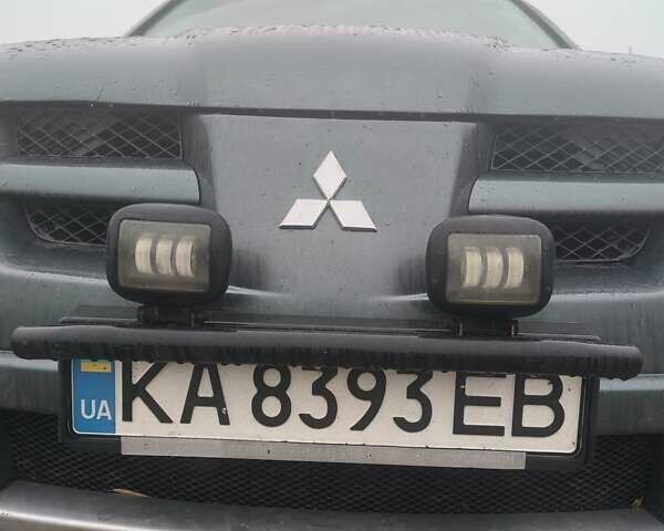 Серый Мицубиси Аутлендер, объемом двигателя 2 л и пробегом 387 тыс. км за 4100 $, фото 2 на Automoto.ua
