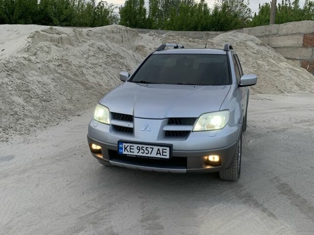 Серый Мицубиси Аутлендер, объемом двигателя 2.4 л и пробегом 229 тыс. км за 4850 $, фото 2 на Automoto.ua