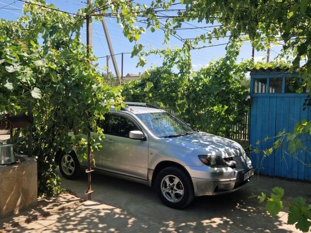 Серый Мицубиси Аутлендер, объемом двигателя 2.4 л и пробегом 250 тыс. км за 4900 $, фото 1 на Automoto.ua