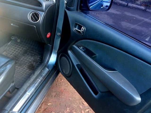 Серый Мицубиси Аутлендер, объемом двигателя 2.4 л и пробегом 204 тыс. км за 5600 $, фото 2 на Automoto.ua