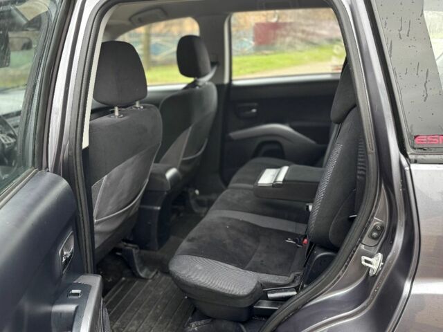 Серый Мицубиси Аутлендер, объемом двигателя 2 л и пробегом 290 тыс. км за 4500 $, фото 3 на Automoto.ua