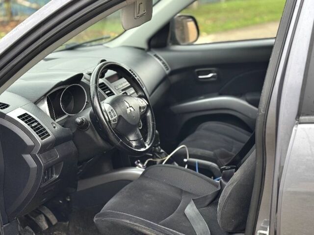 Серый Мицубиси Аутлендер, объемом двигателя 2 л и пробегом 290 тыс. км за 4500 $, фото 2 на Automoto.ua