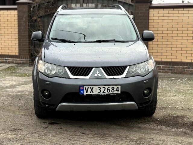 Серый Мицубиси Аутлендер, объемом двигателя 2 л и пробегом 290 тыс. км за 4500 $, фото 1 на Automoto.ua