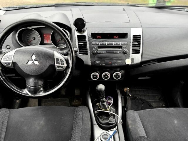 Серый Мицубиси Аутлендер, объемом двигателя 2 л и пробегом 290 тыс. км за 4500 $, фото 7 на Automoto.ua