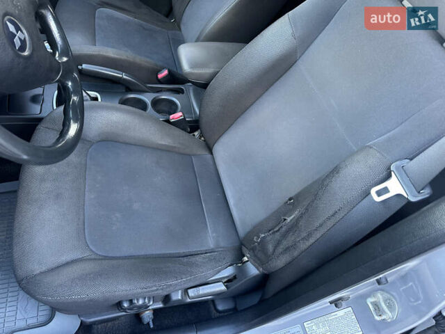 Серый Мицубиси Аутлендер, объемом двигателя 2 л и пробегом 220 тыс. км за 4550 $, фото 20 на Automoto.ua