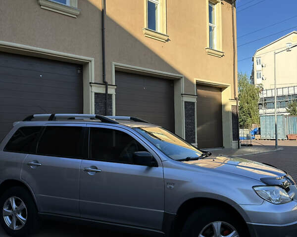 Серый Мицубиси Аутлендер, объемом двигателя 2 л и пробегом 316 тыс. км за 6500 $, фото 2 на Automoto.ua