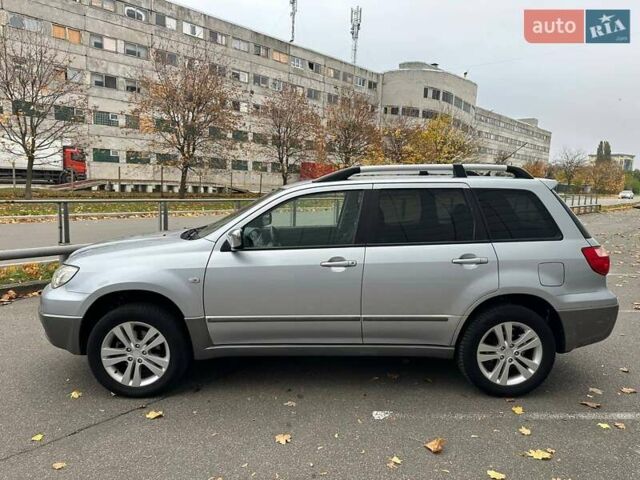 Міцубісі Аутлендер 2005 у Броварах на Automoto.ua Сірий Міцубісі Аутлендер, об'ємом двигуна 2 л та пробігом 236 тис. км за 6800 $, фото 5 на Automoto.ua