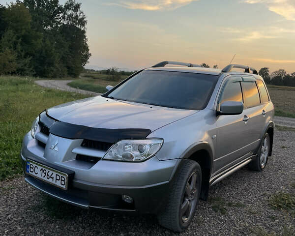 Сірий Міцубісі Аутлендер, об'ємом двигуна 2 л та пробігом 371 тис. км за 6850 $, фото 8 на Automoto.ua