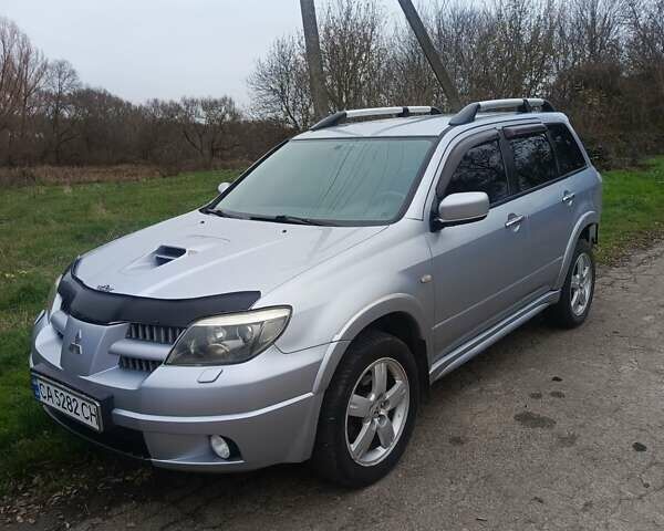 Сірий Міцубісі Аутлендер, об'ємом двигуна 2 л та пробігом 230 тис. км за 5200 $, фото 2 на Automoto.ua