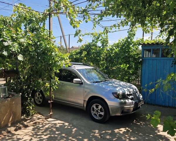 Серый Мицубиси Аутлендер, объемом двигателя 2.38 л и пробегом 260 тыс. км за 4900 $, фото 1 на Automoto.ua