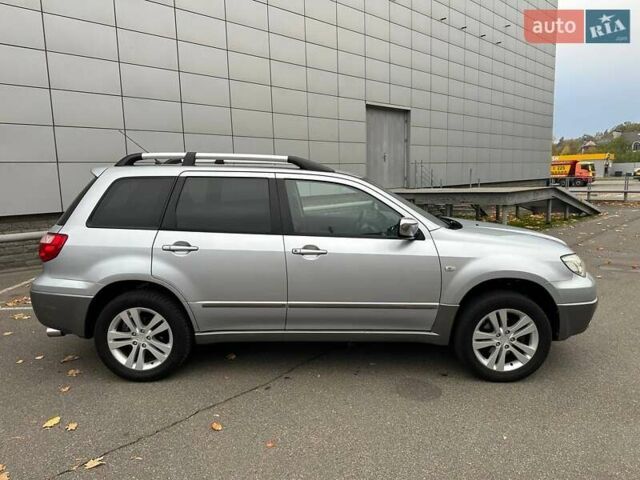 Серый Мицубиси Аутлендер, объемом двигателя 2 л и пробегом 236 тыс. км за 6600 $, фото 4 на Automoto.ua