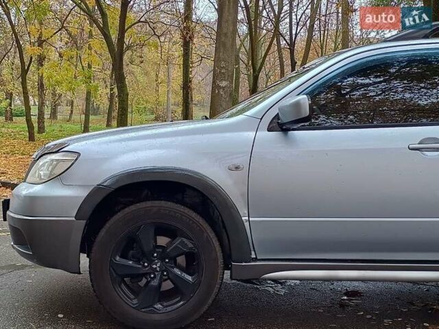 Серый Мицубиси Аутлендер, объемом двигателя 2.38 л и пробегом 266 тыс. км за 6399 $, фото 2 на Automoto.ua