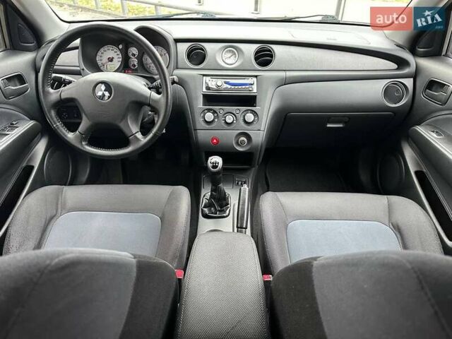 Серый Мицубиси Аутлендер, объемом двигателя 2 л и пробегом 236 тыс. км за 6600 $, фото 7 на Automoto.ua
