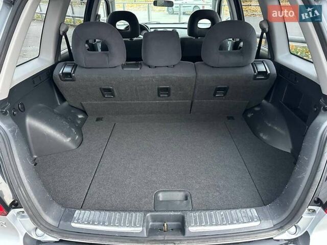 Серый Мицубиси Аутлендер, объемом двигателя 2 л и пробегом 236 тыс. км за 6600 $, фото 11 на Automoto.ua