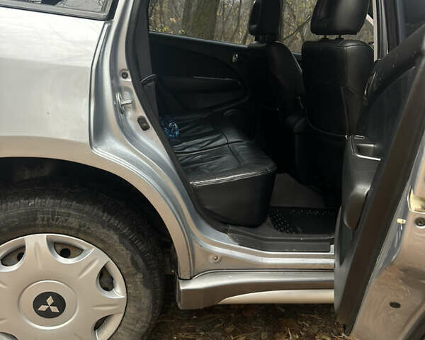 Сірий Міцубісі Аутлендер, об'ємом двигуна 2.38 л та пробігом 303 тис. км за 5200 $, фото 6 на Automoto.ua
