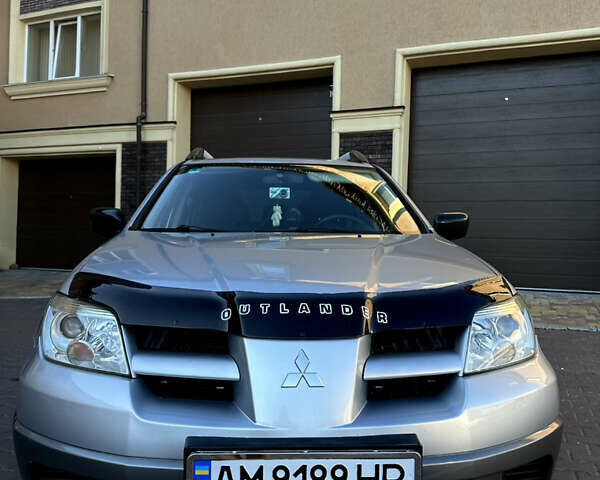 Серый Мицубиси Аутлендер, объемом двигателя 2 л и пробегом 316 тыс. км за 6500 $, фото 1 на Automoto.ua