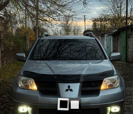 Серый Мицубиси Аутлендер, объемом двигателя 2.4 л и пробегом 282 тыс. км за 7500 $, фото 1 на Automoto.ua