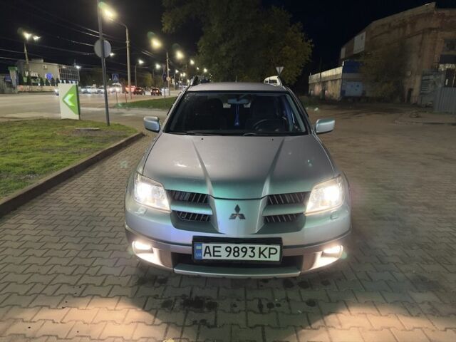 Сірий Міцубісі Аутлендер, об'ємом двигуна 2 л та пробігом 200 тис. км за 5400 $, фото 2 на Automoto.ua