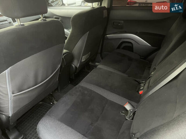 Серый Мицубиси Аутлендер, объемом двигателя 3 л и пробегом 157 тыс. км за 8500 $, фото 30 на Automoto.ua