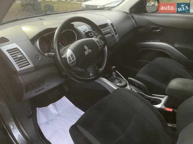 Серый Мицубиси Аутлендер, объемом двигателя 3 л и пробегом 157 тыс. км за 8500 $, фото 20 на Automoto.ua