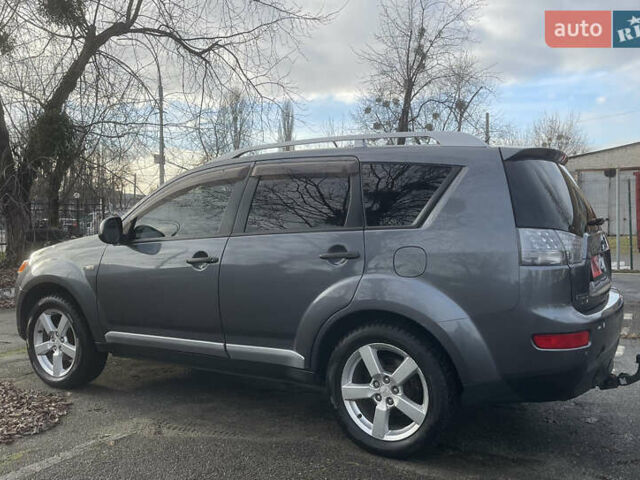 Серый Мицубиси Аутлендер, объемом двигателя 3 л и пробегом 157 тыс. км за 8500 $, фото 12 на Automoto.ua