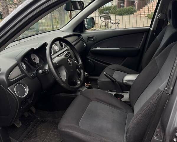 Сірий Міцубісі Аутлендер, об'ємом двигуна 2 л та пробігом 310 тис. км за 5200 $, фото 3 на Automoto.ua