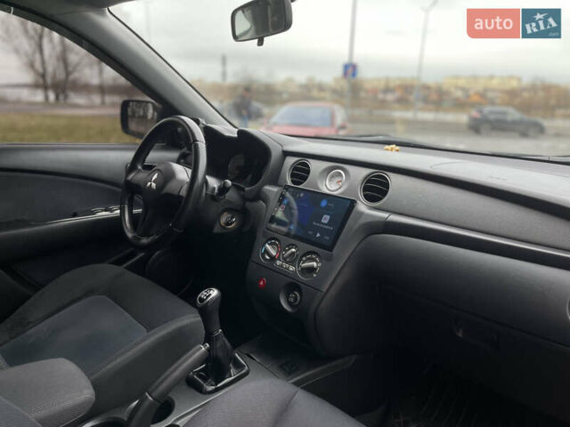 Серый Мицубиси Аутлендер, объемом двигателя 2 л и пробегом 275 тыс. км за 6950 $, фото 20 на Automoto.ua