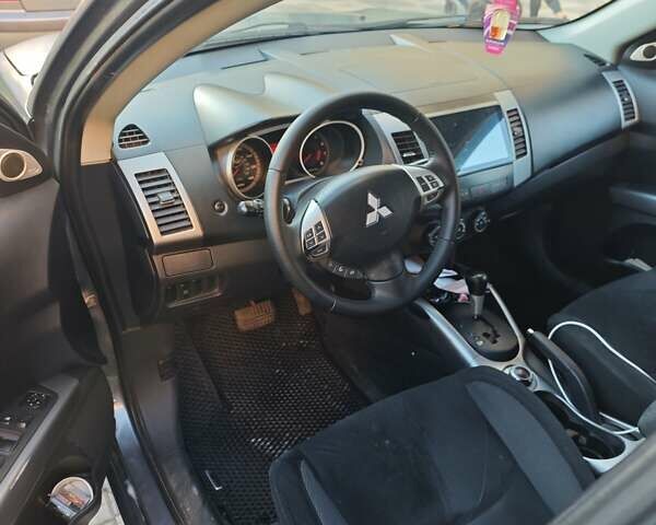 Серый Мицубиси Аутлендер, объемом двигателя 3 л и пробегом 320 тыс. км за 7700 $, фото 9 на Automoto.ua