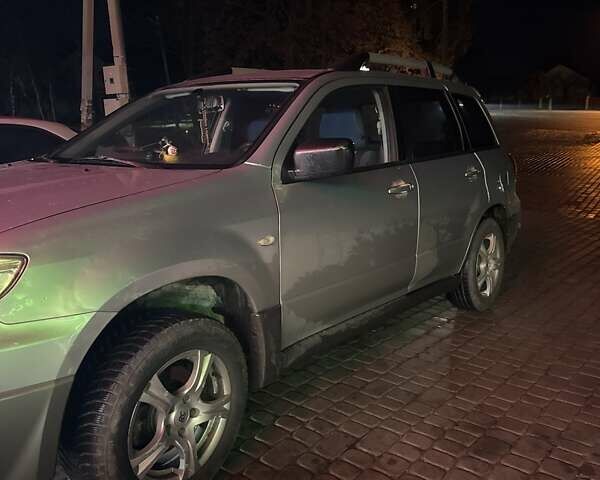 Серый Мицубиси Аутлендер, объемом двигателя 2 л и пробегом 300 тыс. км за 5000 $, фото 1 на Automoto.ua