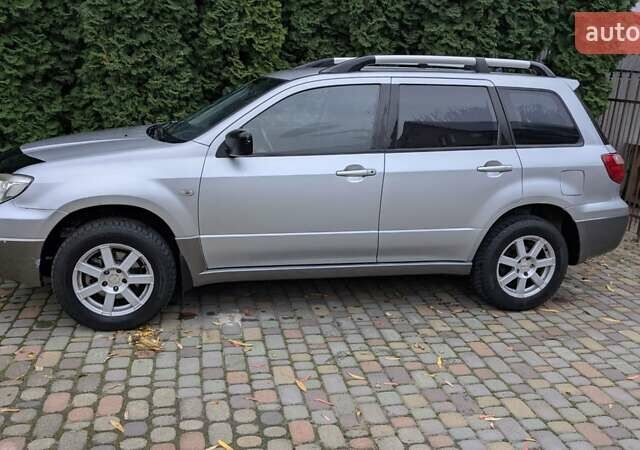 Серый Мицубиси Аутлендер, объемом двигателя 2 л и пробегом 226 тыс. км за 5500 $, фото 1 на Automoto.ua