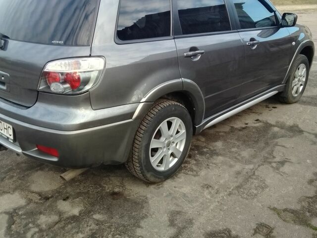 Серый Мицубиси Аутлендер, объемом двигателя 2 л и пробегом 154 тыс. км за 6500 $, фото 5 на Automoto.ua