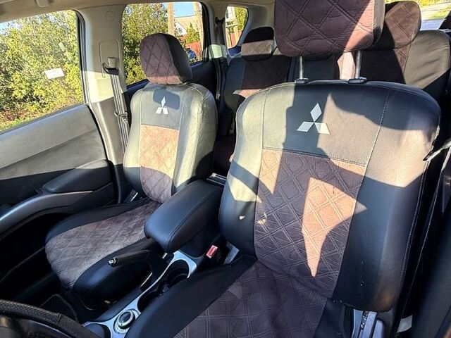 Серый Мицубиси Аутлендер, объемом двигателя 3 л и пробегом 280 тыс. км за 7500 $, фото 4 на Automoto.ua