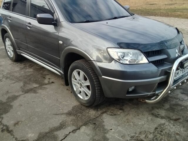 Серый Мицубиси Аутлендер, объемом двигателя 2 л и пробегом 154 тыс. км за 6500 $, фото 1 на Automoto.ua