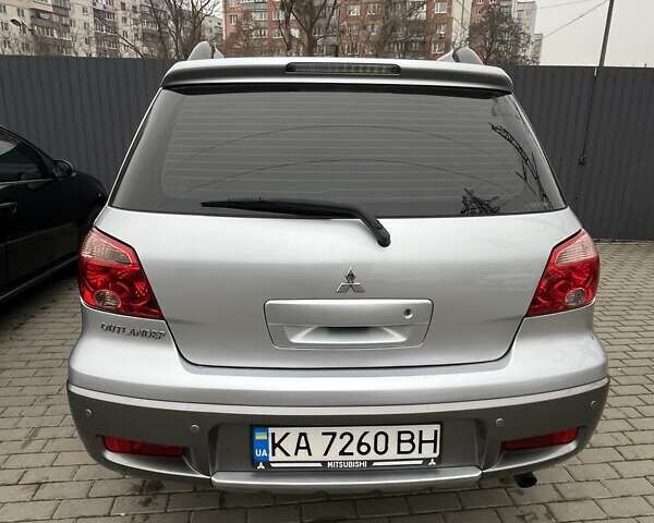 Серый Мицубиси Аутлендер, объемом двигателя 2.4 л и пробегом 179 тыс. км за 7000 $, фото 1 на Automoto.ua