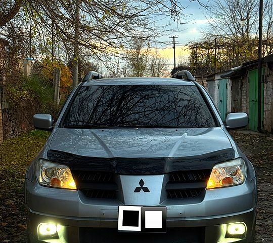 Серый Мицубиси Аутлендер, объемом двигателя 2.4 л и пробегом 285 тыс. км за 7500 $, фото 1 на Automoto.ua