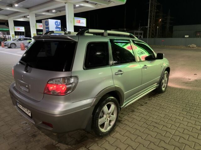 Серый Мицубиси Аутлендер, объемом двигателя 2 л и пробегом 200 тыс. км за 5400 $, фото 4 на Automoto.ua