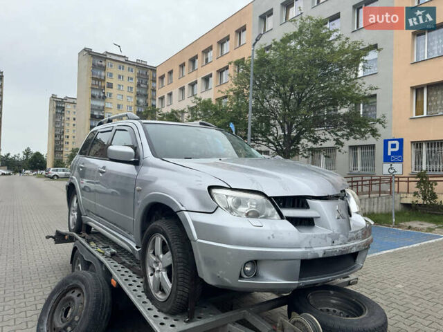 Серый Мицубиси Аутлендер, объемом двигателя 2 л и пробегом 240 тыс. км за 2100 $, фото 1 на Automoto.ua