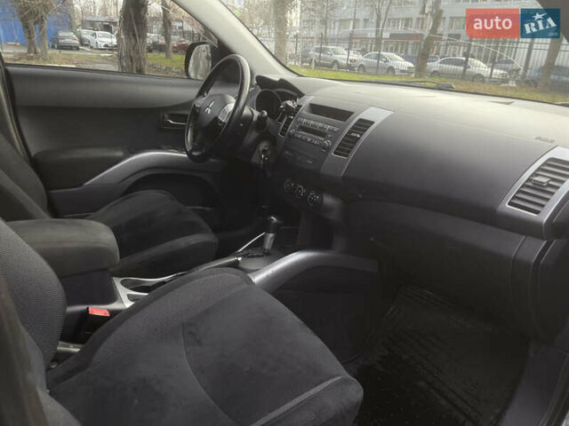 Серый Мицубиси Аутлендер, объемом двигателя 3 л и пробегом 157 тыс. км за 8500 $, фото 24 на Automoto.ua